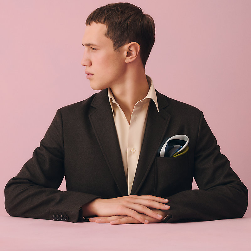 ポケットチーフ 《イル・ドゥ・ウェッサン》 | Hermès - エルメス-公式